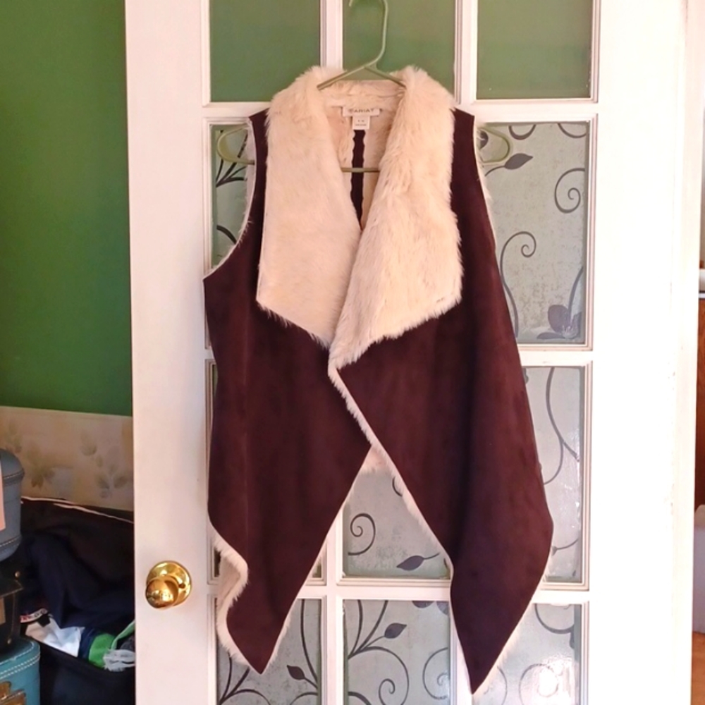 Ariat vest size small-medium  Brown